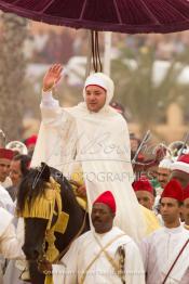 Image du Maroc Professionnelle de  Le Roi Mohammed VI assis sur un cheval quitte la mosquée Moulay Abdelaziz après avoir effectué la prière du vendredi 2 novembre 2001 à Laayoune.
Le Roi du Maroc entame une nouvelle visite historique dans les provinces du sud du Maroc comprenant Dakhla et Laayoune. (Photo / Abdeljalil Bounhar)